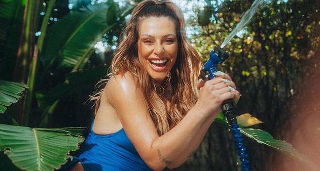 Fotógrafo compartilha série de fotos de Cleo de maiô e mangueira - Vimarsana News