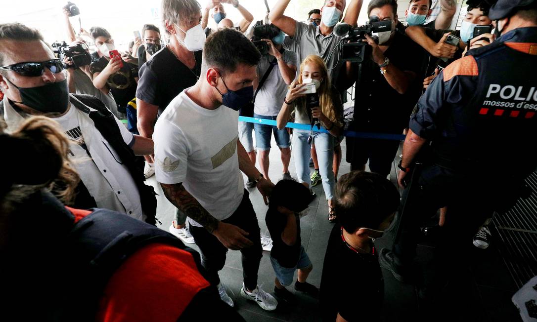 Messi chega ao Aeroporto de Barcelona Foto: ALBERT GEA / REUTERS