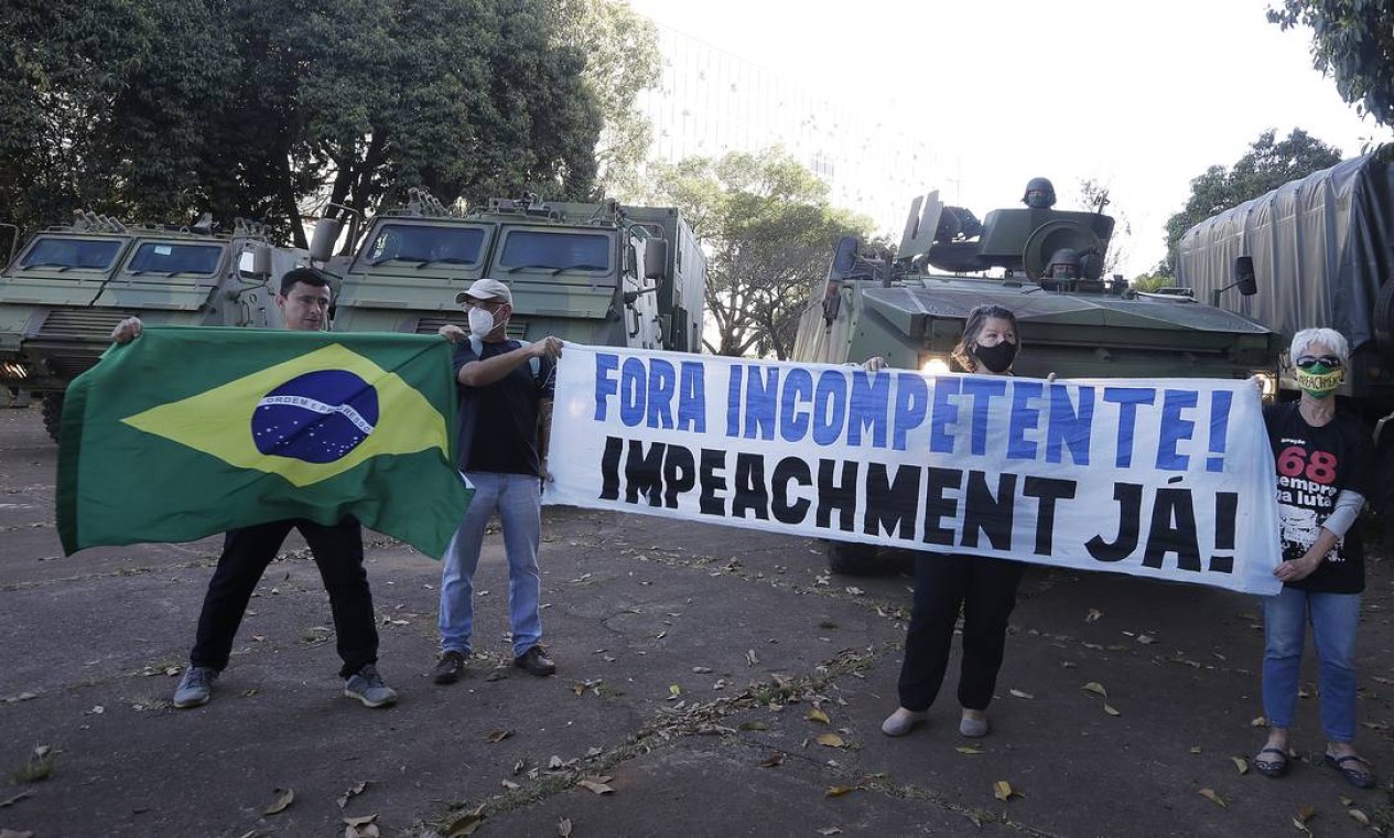Manifestantes exibem faixa com pedido de impeachment Foto: Cristiano Mariz / Agência O Globo