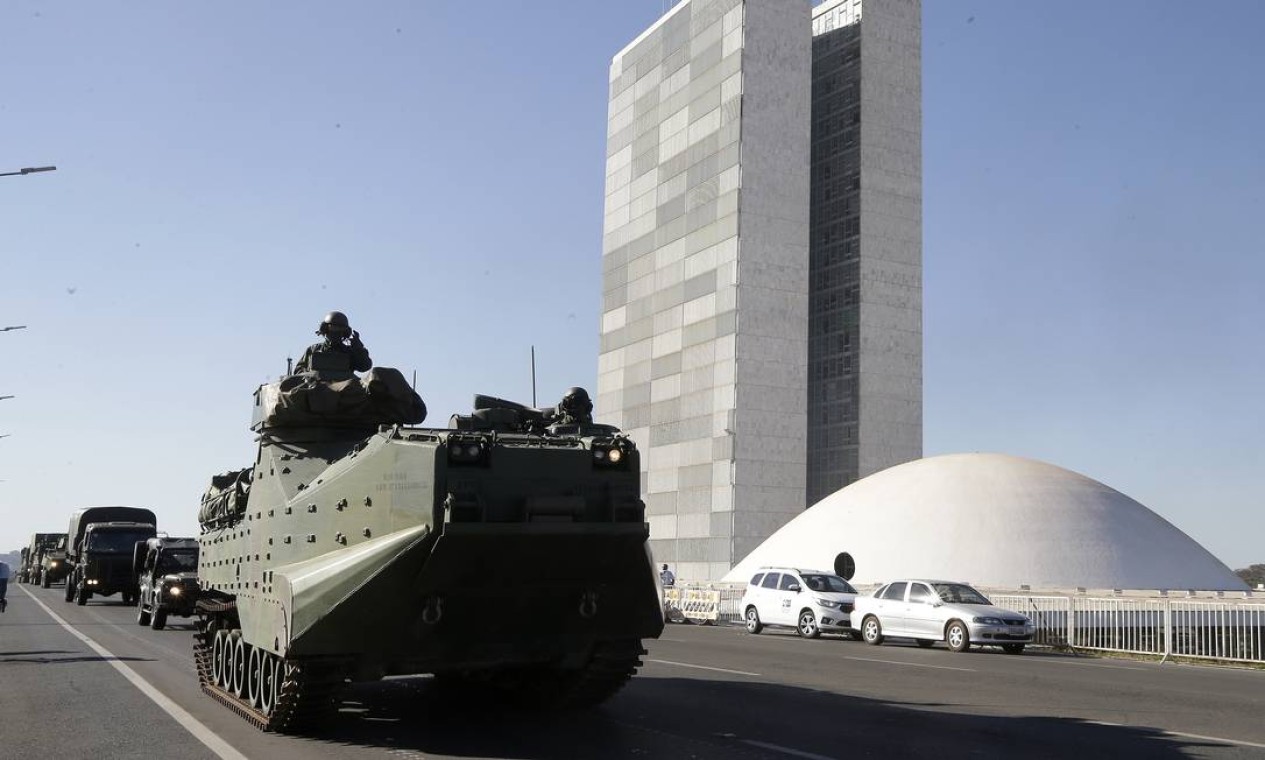 Operação Formosa: tanques de guerra desfilam em frente ao Palácio do Plnalto e do Congresso Nacional, em Brasília Foto: Cristiano Mariz / Agência O Globo