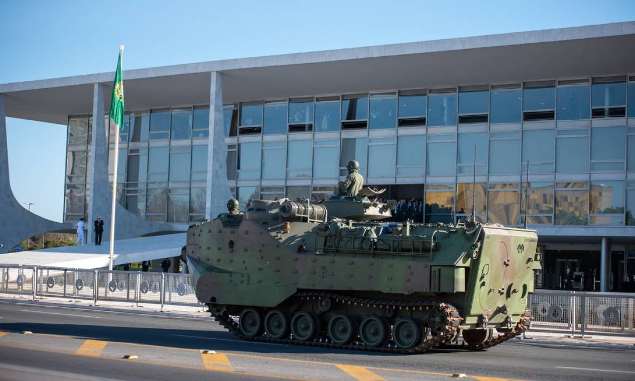 Esplanada dos Ministérios recebeu veículos militares, como tanques de guerra e carros com armamentos Foto: Fotoarena / Agência O Globo