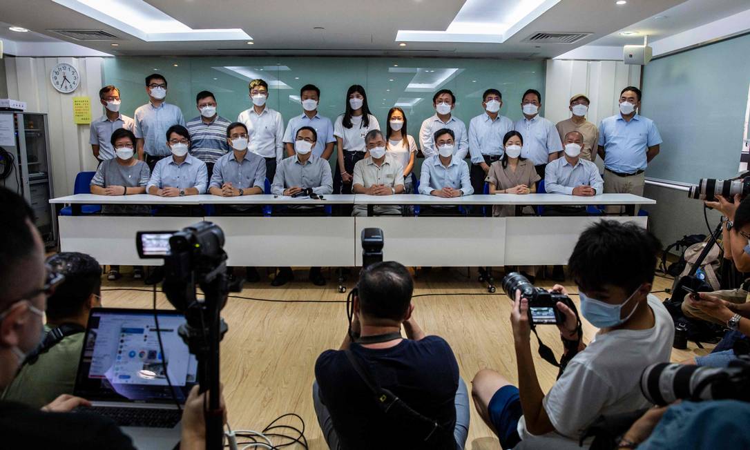 Representantes do Sindicato de Professores Profissionais de Hong Kong durante anúncio da dissolução do grupo Foto: ISAAC LAWRENCE / AFP
