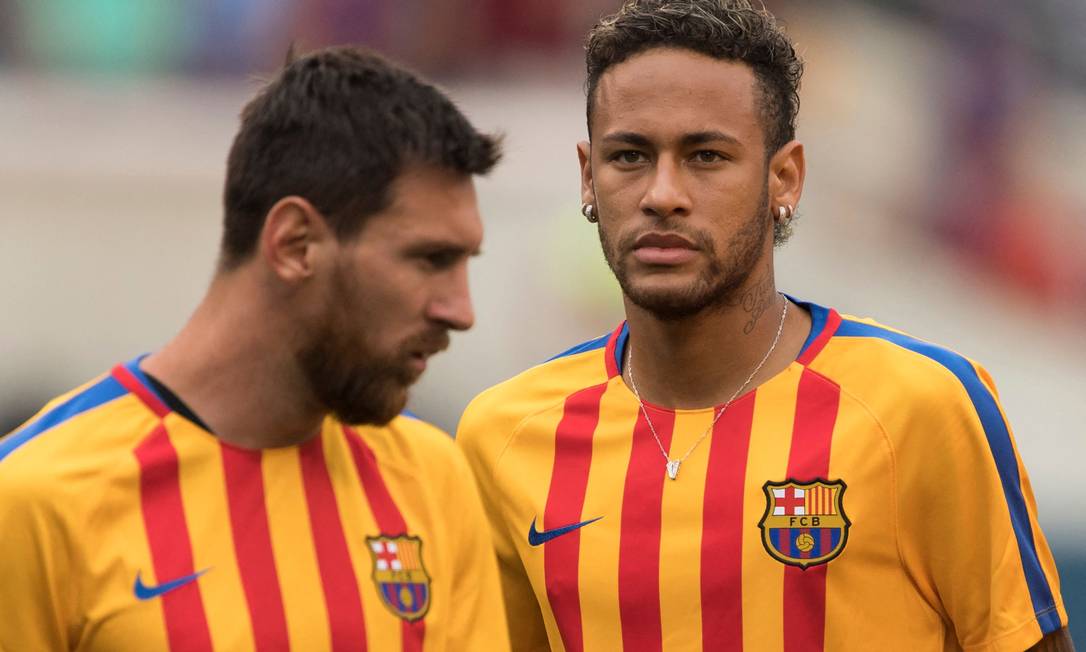 2017: Neymar e Messi, em aquecimeto, na véspera de partida contra o Juventus, pela Champions Cup Foto: DON EMMERT / AFP