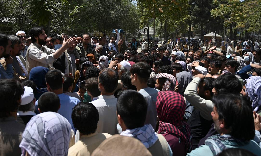 Processo de cadastro para recebimento de alimento no Parque Shahr-e-Naw, em Cabul. A União Europeia afirmou que está cada vez mais difícil entregar ajuda humanitária no país Foto: WAKIL KOHSAR / AFP