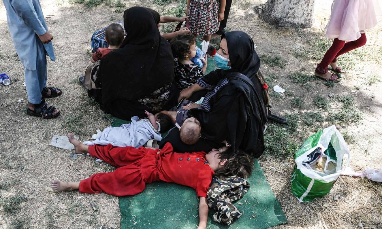 Famílias afegãs que fugiram da província de Kunduz e Takhar no Parque Shahr-e-Naw, em Cabul. Cerca de 400 mil afegãos deixaram suas casas nos últimos meses, fugindo dos confrontos entre o grupo extremista e as forças do governo Foto: WAKIL KOHSAR / AFP