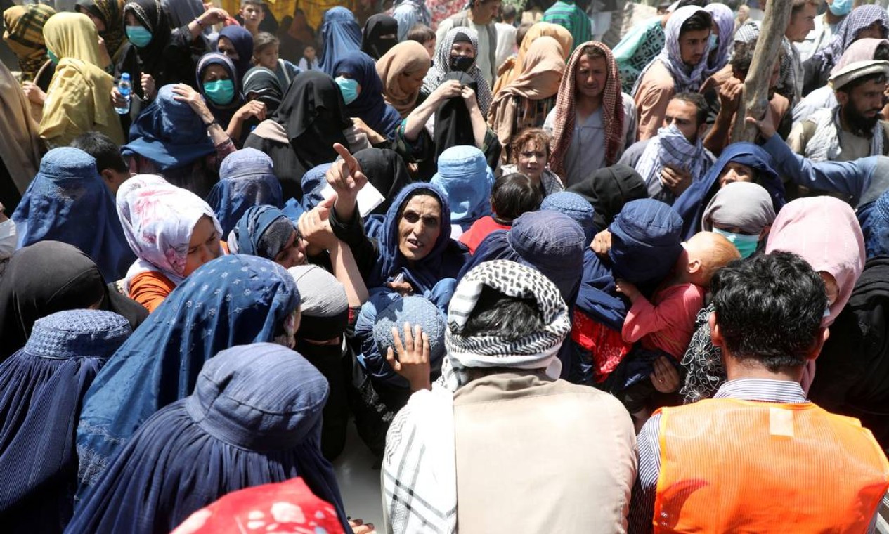 Afegãos que fugiram de suas casas nas províncias do Norte devido aos combates entre o Talibã e as forças de segurança afegãs se abrigam em um parque público em Cabul Foto: REUTERS