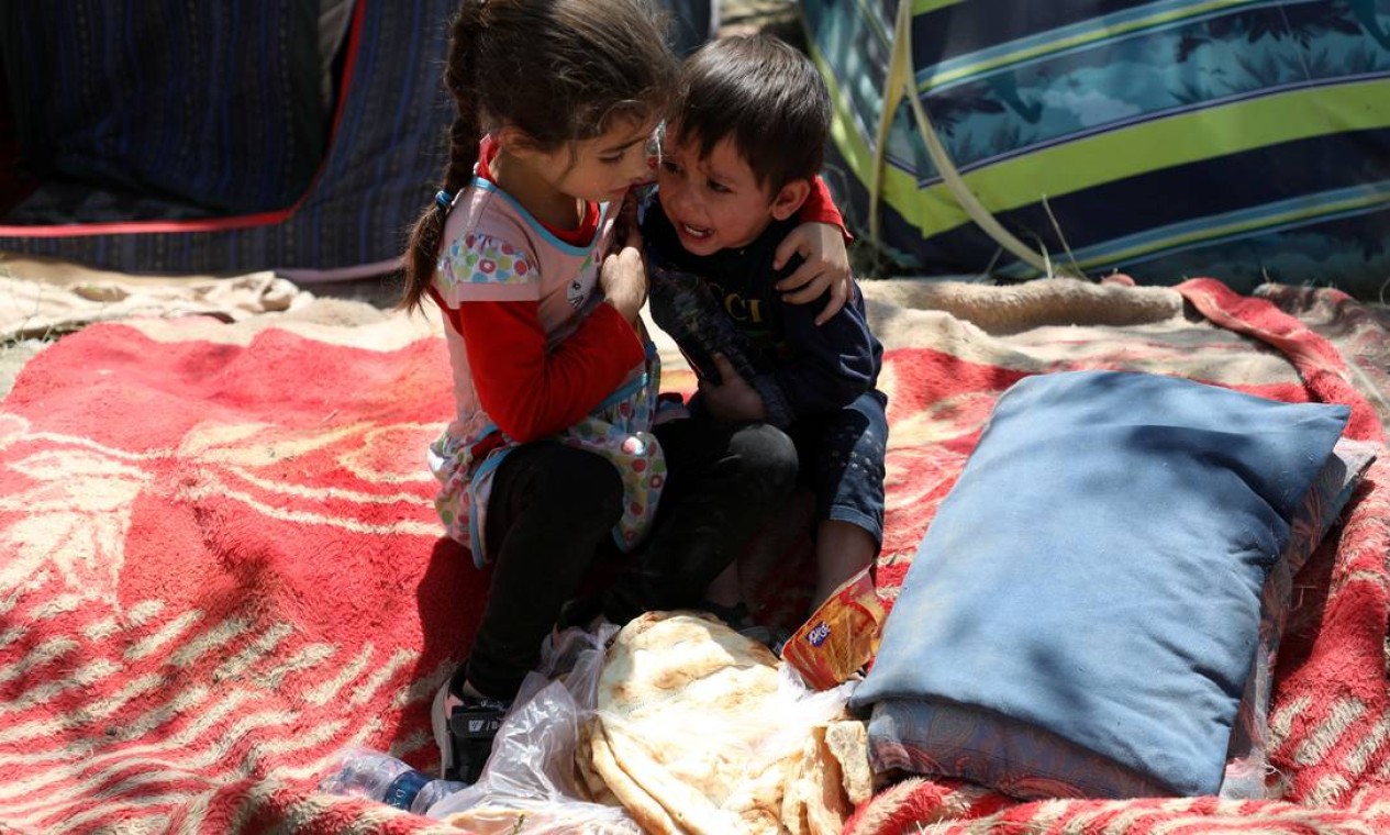 Menino é consolado pela irmã no parque transformado em abrigo na capital do Afeganistão Foto: REUTERS