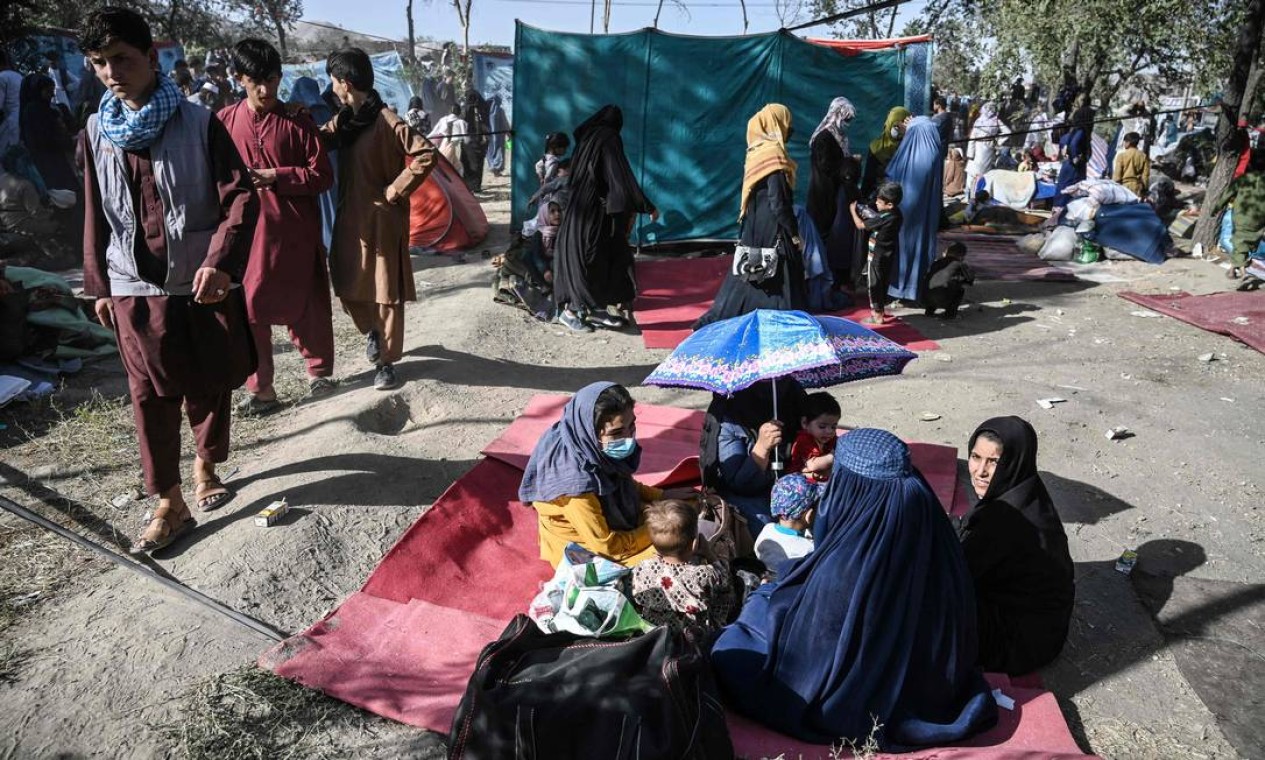 O avanço militar do Talibã, às vésperas da conclusão da retirada do país dos militares dos EUA e de seus aliados da Otan, vem forçando a evacuação de cidades no Norte do país Foto: WAKIL KOHSAR / AFP