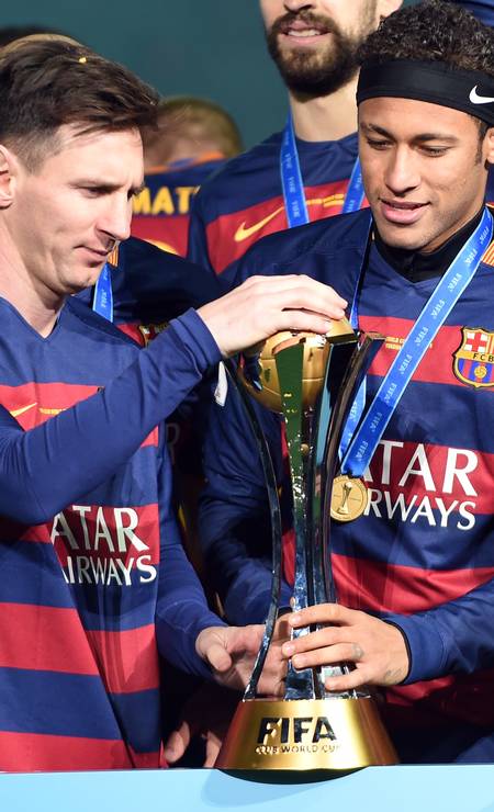 Em Tóquio, com a taça da Copa do Mundo de Clubes, em 2015. Foto: TOSHIFUMI KITAMURA / AFP