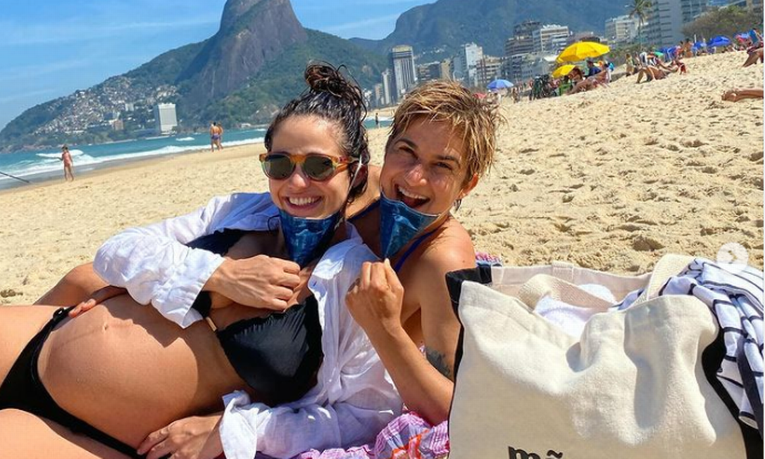 Grávida de gêmeos, Nanda Costa posa na praia ao lado da esposa Foto: Reproduçao Instagram