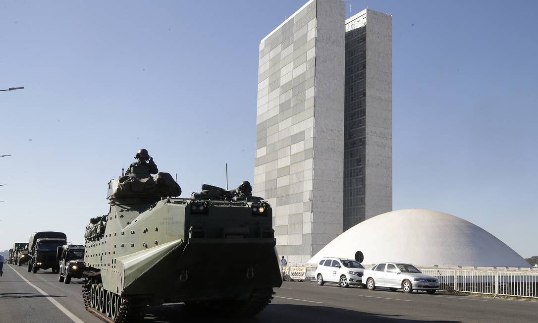 Presidente Jair Bolsonaro participou de desfile de veículos militares, que ocorreu em frente ao Palácio do Planalto e ao Congresso Foto: Cristiano Mariz / Agência O Globo
