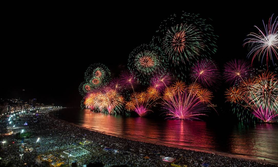 Fogos no céu de Copacabana na virada para 2020: maioria é contra a realização da festa este ano Foto: Alexandre Cassiano