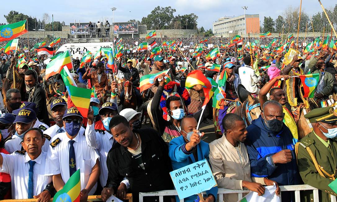 Apoiadores de Abiy Ahmed em protesto com as forças de Tigré na capital etíope Adis Abeba Foto: TIKSA NEGERI / REUTERS