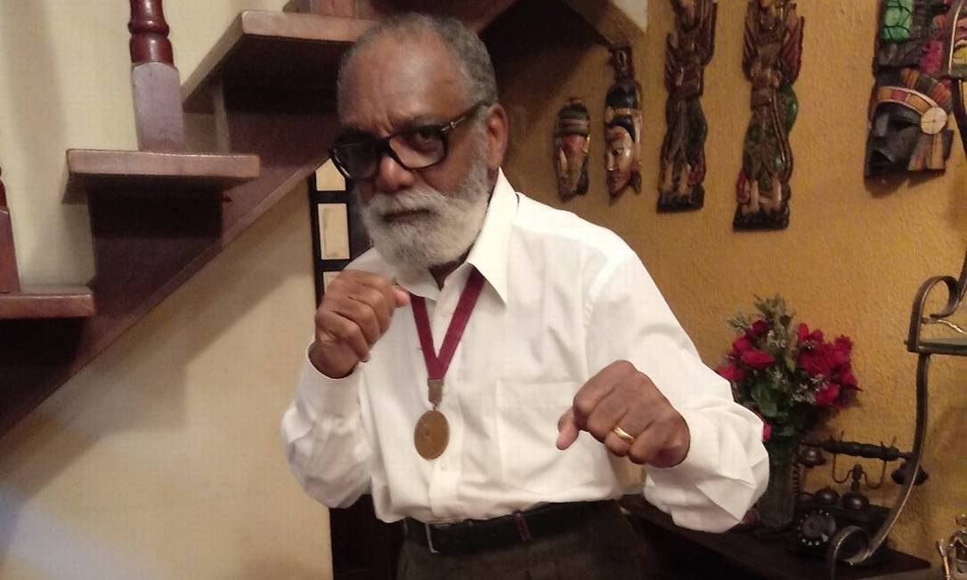 O ex-boxeador Servílio de Oliveira e sua medalha de bronze: homenagem em vida Foto: Arquivo pessoal