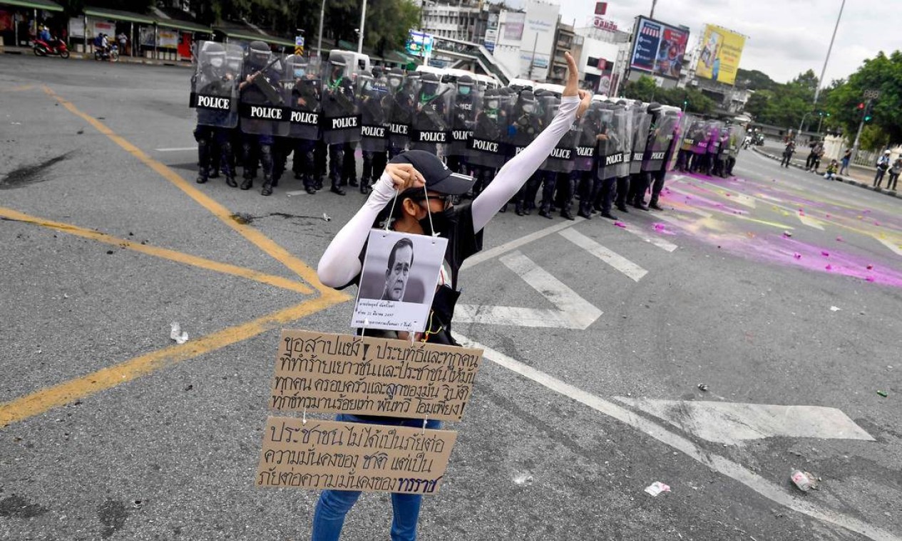 Um manifestante pró-democracia durante um protesto pela renúncia do primeiro-ministro tailandês, Prayut Chan-O-Cha, em Bangkok Foto: LILLIAN SUWANRUMPHA / AFP