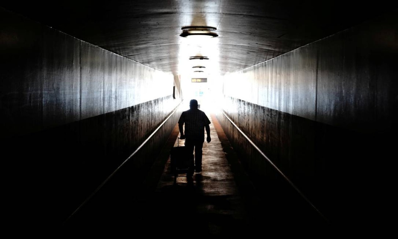 Passageiro caminha em direção a uma plataforma de trem na Union Station, em Los Angeles, Califórnia Foto: BING GUAN / REUTERS