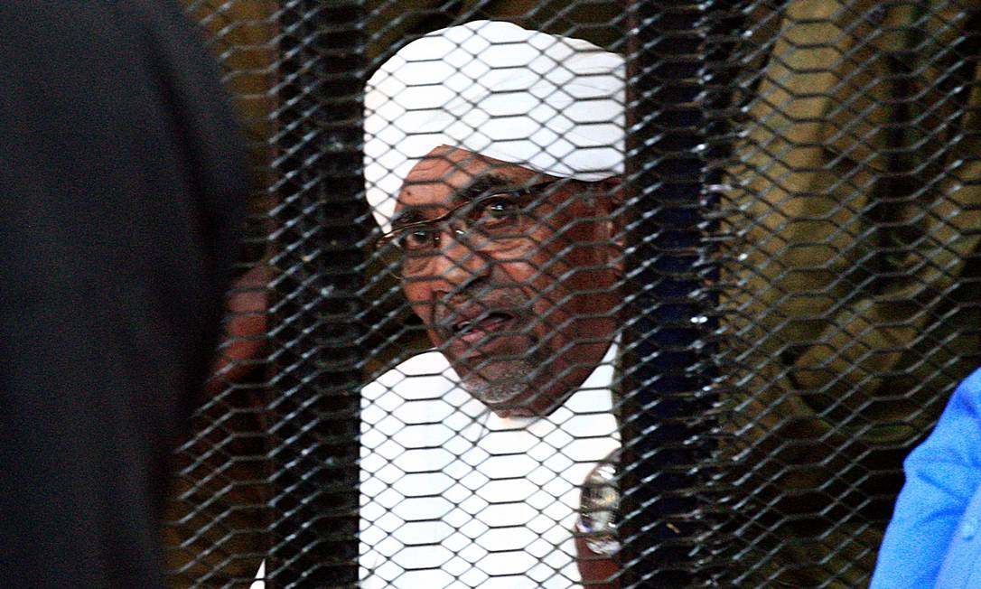 Omar al-Bashir durante seu julgmaneto or corrupção, em 2019 Foto: EBRAHIM HAMID / AFP