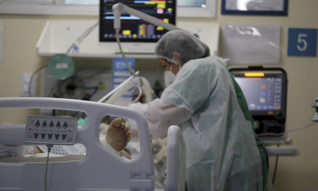 Paciente internado da UTI do Hospital municipal Ronaldo Gazolla, referência no tratamento da Covid-19 no Rio. Foto: Domingos Peixoto / Agência O Globo