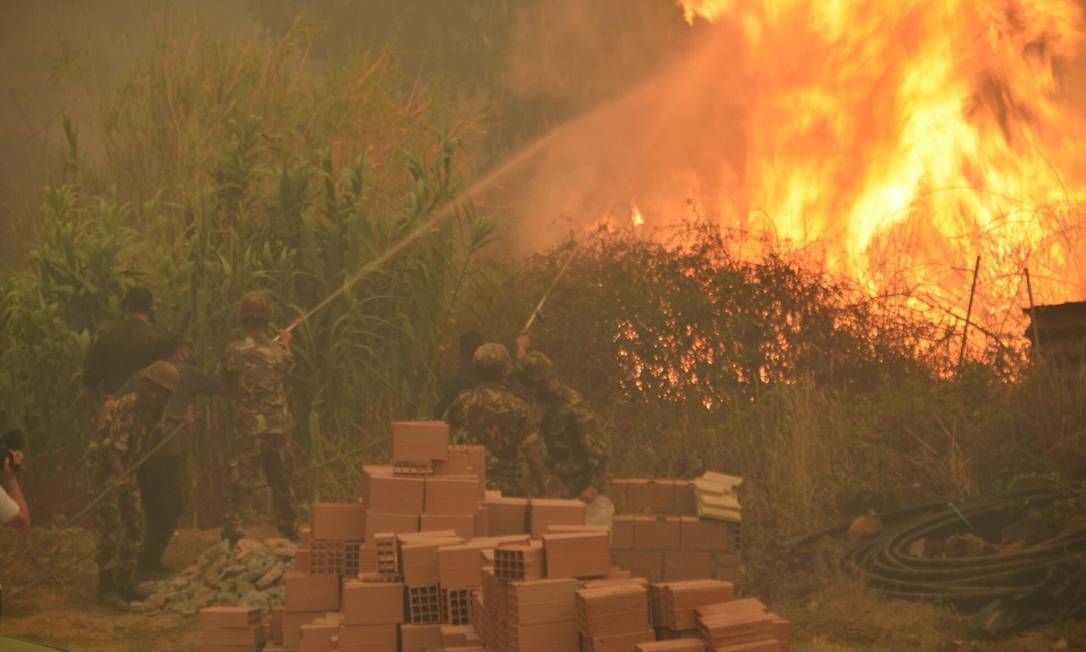 Soldados tentam controlar incêndios na Argélia Foto: Reprodução