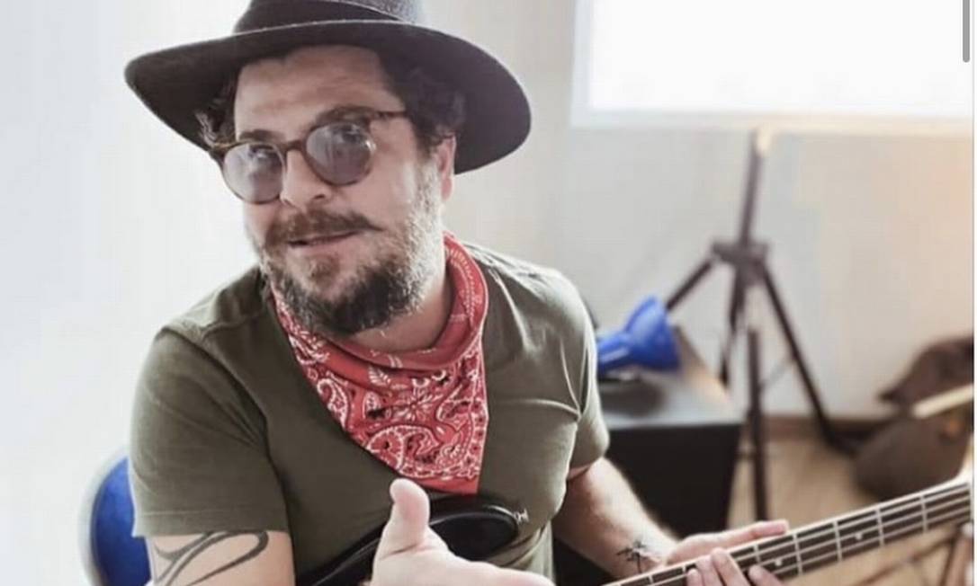 Sérgio José Coutinho Stamile, de 41 anos, era fundador da banda “Os Arpoadores”, em que tocava baixo e contrabaixo Foto: Reprodução