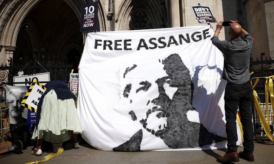 Apoiadores do fundador do WikiLeaks, Julian Assange, protestam do lado de fora do tribunal Foto: HENRY NICHOLLS / REUTERS