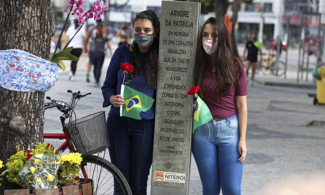 Maria Eduarda (à esquerda) e Ana Clara, filhas da juíza Patrícia Acioli, participam de homenagem nos 10 anos do assassinato da mãe Foto: Fabiano Rocha/ Agência O Globo