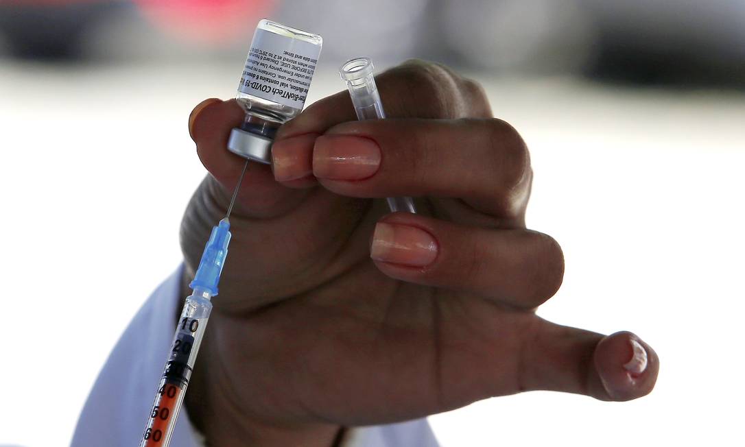 
Profissional de Saúde prepara a vacina da Pfizer antes de aplicar
Foto:
Fabiano Moreira
/
Agência O Globo
