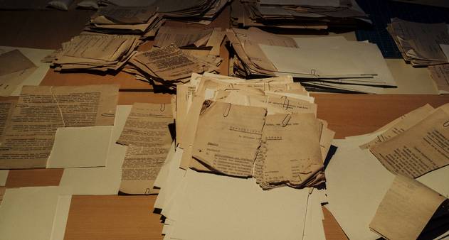 Pesquisadores tentam colar documentos rasgados para remontar história de polícia secreta da Alemanha Oriental - Vimarsana News