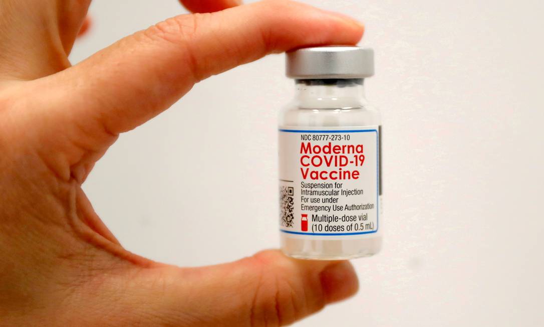 Frasco da vacina da Moderna contendo dez doses do imunizante. Foto: Mike Segar / REUTERS