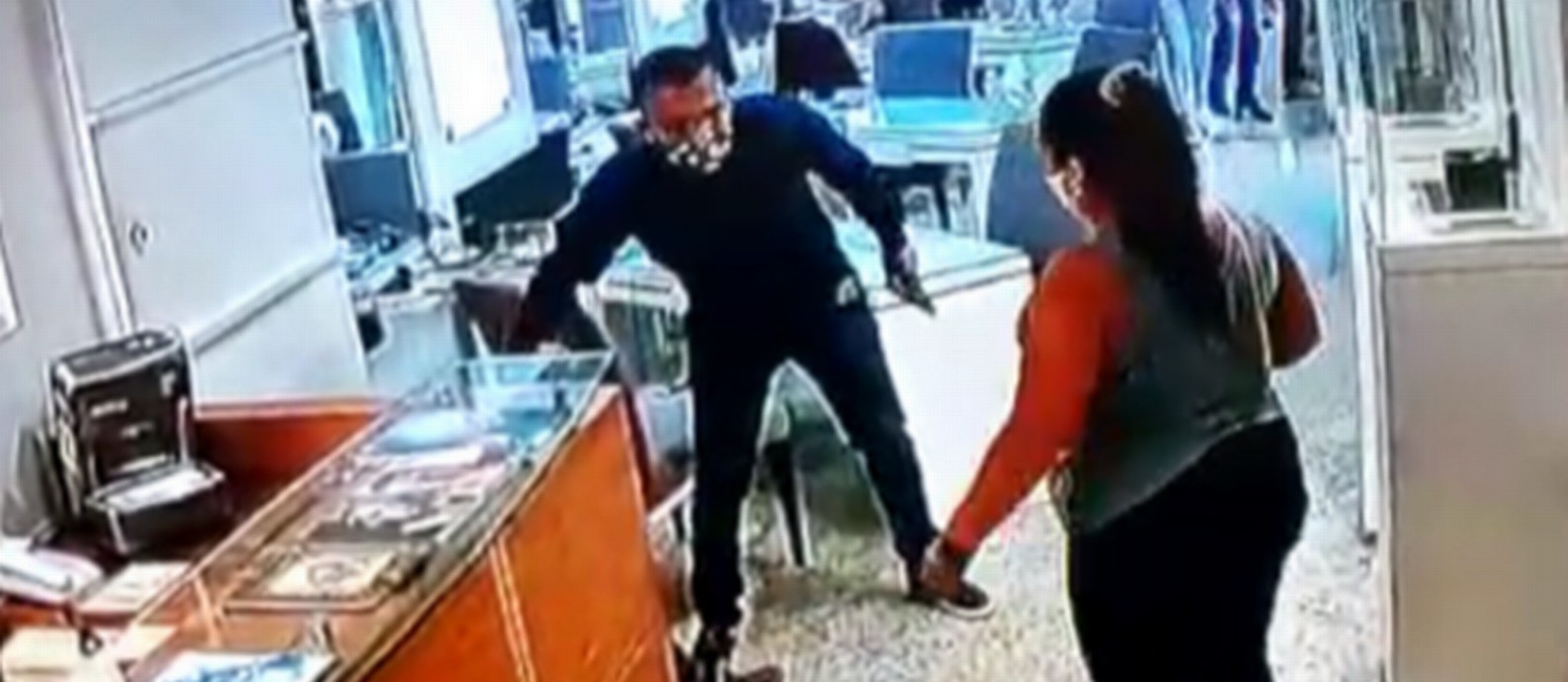 Assaltante armado durante roubo numa joalheria, em Ipanema Foto: Reprodução vídeo