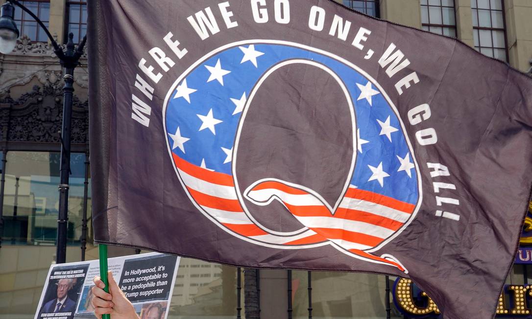 Bandeira do movimento conspiracionista QAnon durante protesto em Los Angeles Foto: KYLE GRILLOT / AFP