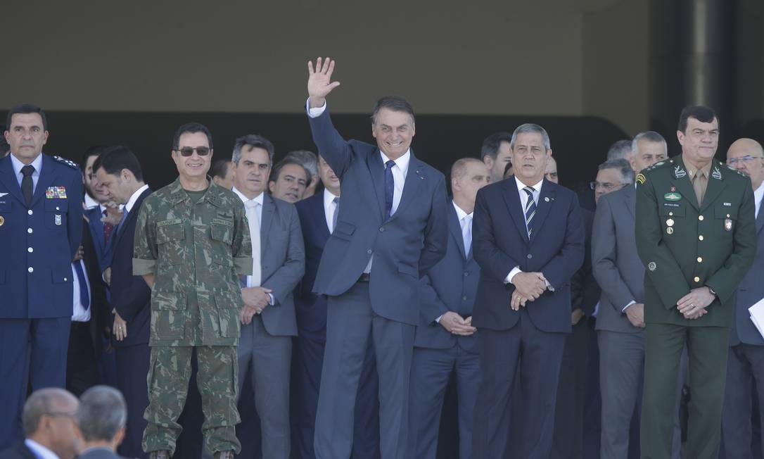 O presidente Jair Bolsonaro acompanha desfile militar da rampa do Palácio do Planalto Foto: Cristiano Mariz/Agência O Globo/09-08-2021