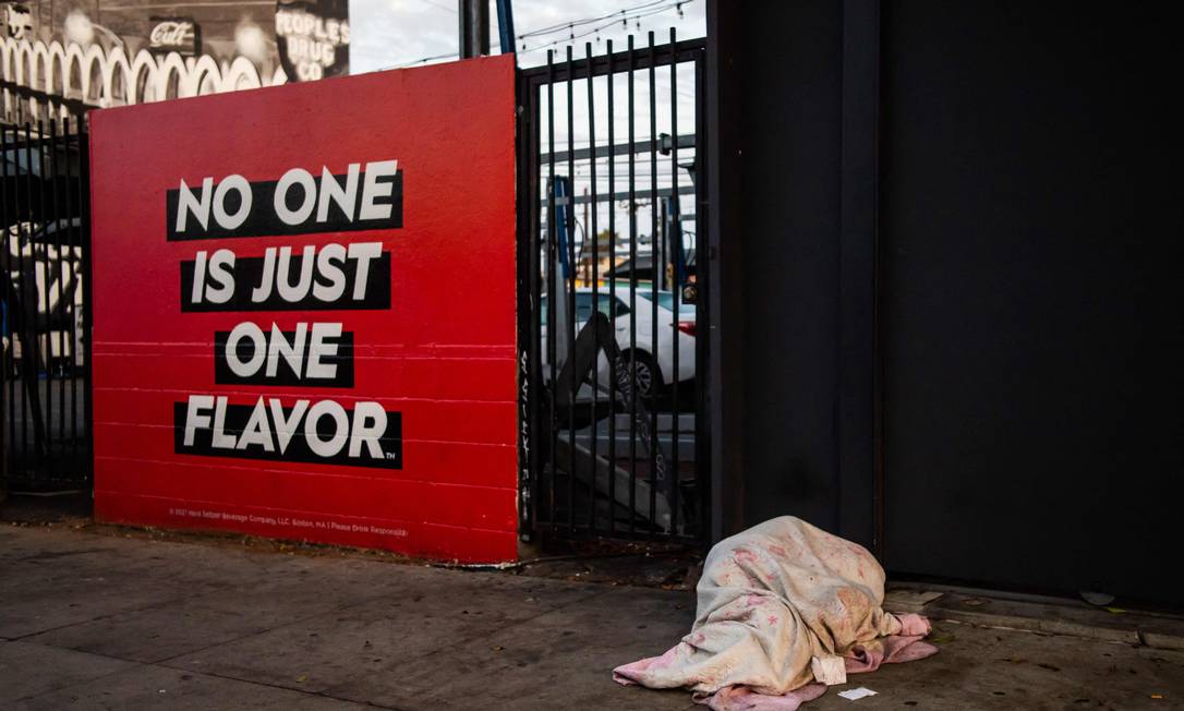 Homeless sleep on the sidewalk in Venice, California Photo: APU GOMES / AFP