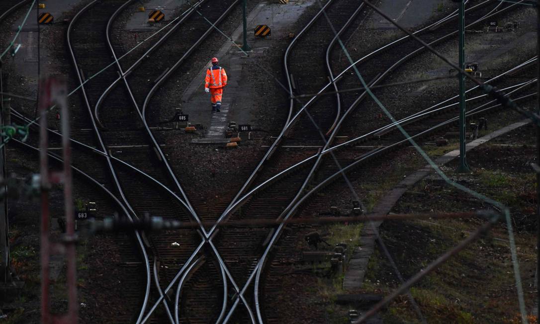 Private worker walks on the tracks at a transshipment site in The Hague, West Germany, after a strike for Deutsche Ban pays photo: INA Phosphender / AF