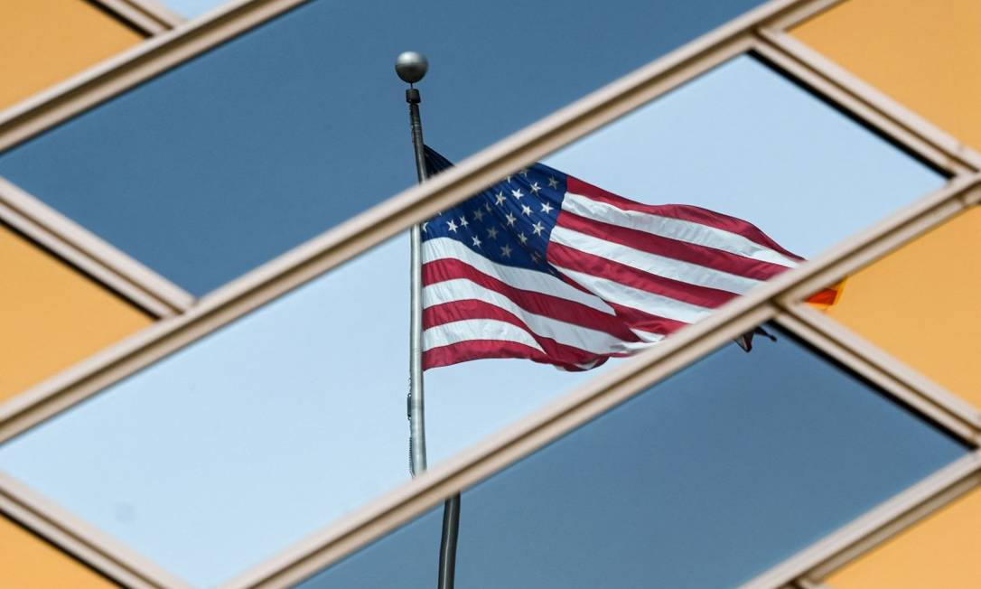 Reflexo da bandeira dos Estados Unidos na fachada da embaixada americana em Cabul Foto: SAJJAD HUSSAIN / AFP/30-7-21
