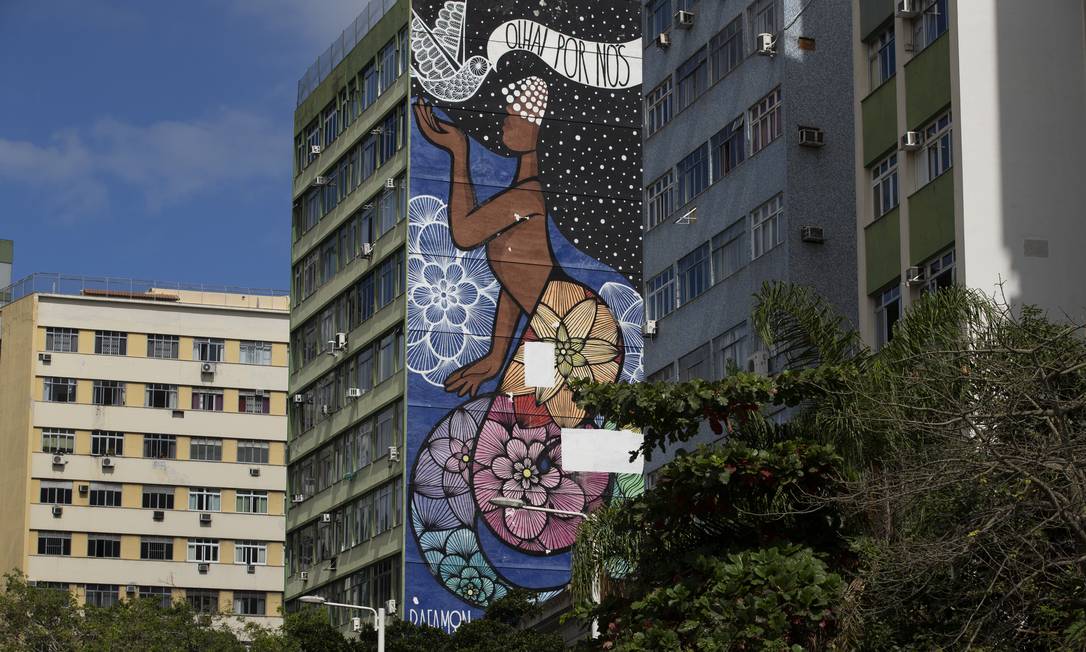Uma sereia no olho do furacão: painel da artista Rafa Mon na orla de Botafogo Foto: Márcia Foletto / Agência O Globo