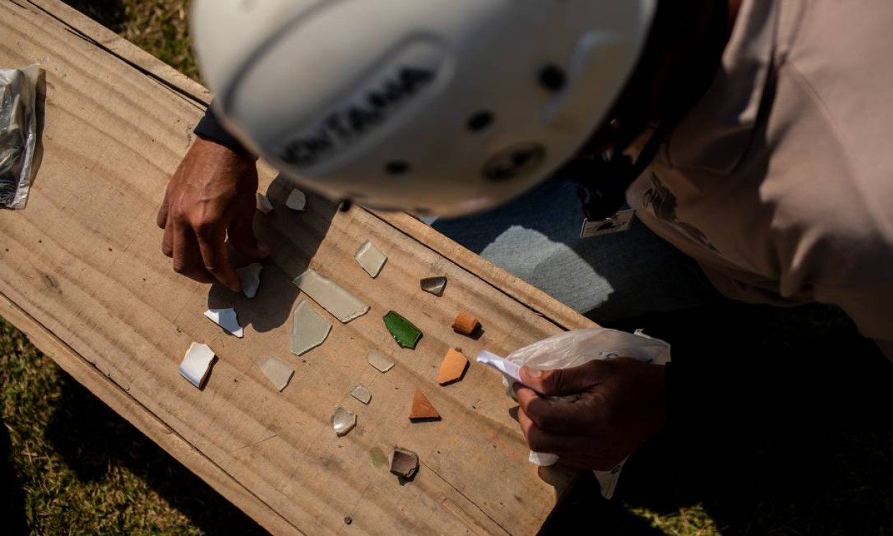 Kedma Gomes, arqueólogo responsável, separa materiais encontrados no terreno Foto: Brenno Carvalho / Agência O Globo