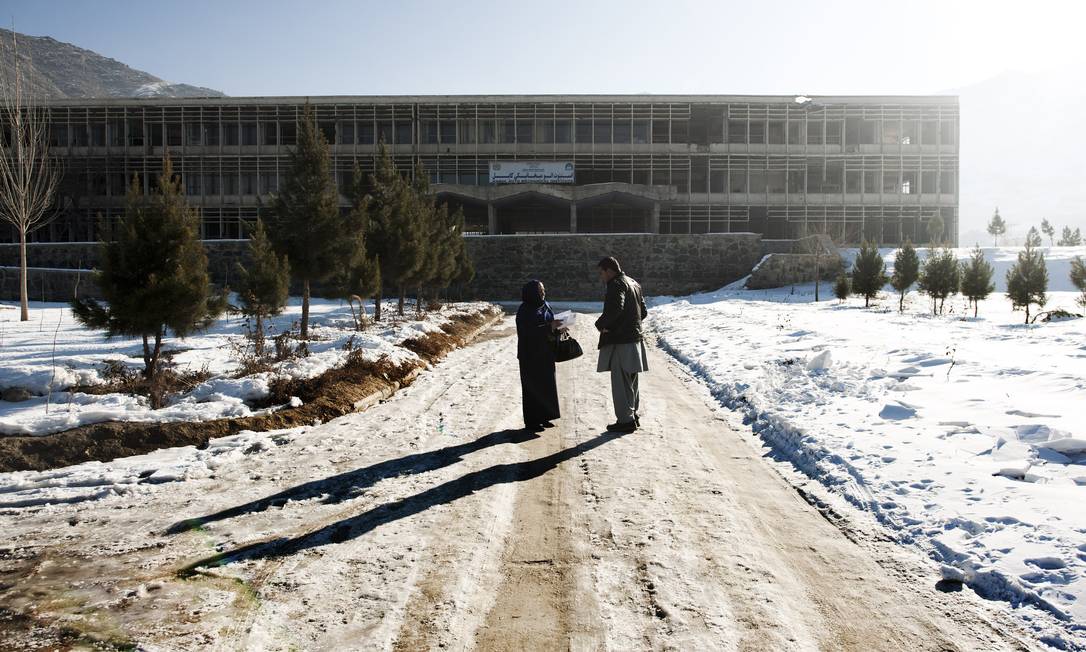 O Instituto de Automecânica, escola de engenharia construída pelos soviéticos em Cabul e que nunca chegou a funcionar, em meio à guerra constante Foto: ANDREA BRUCE / NYT/29-2-2012