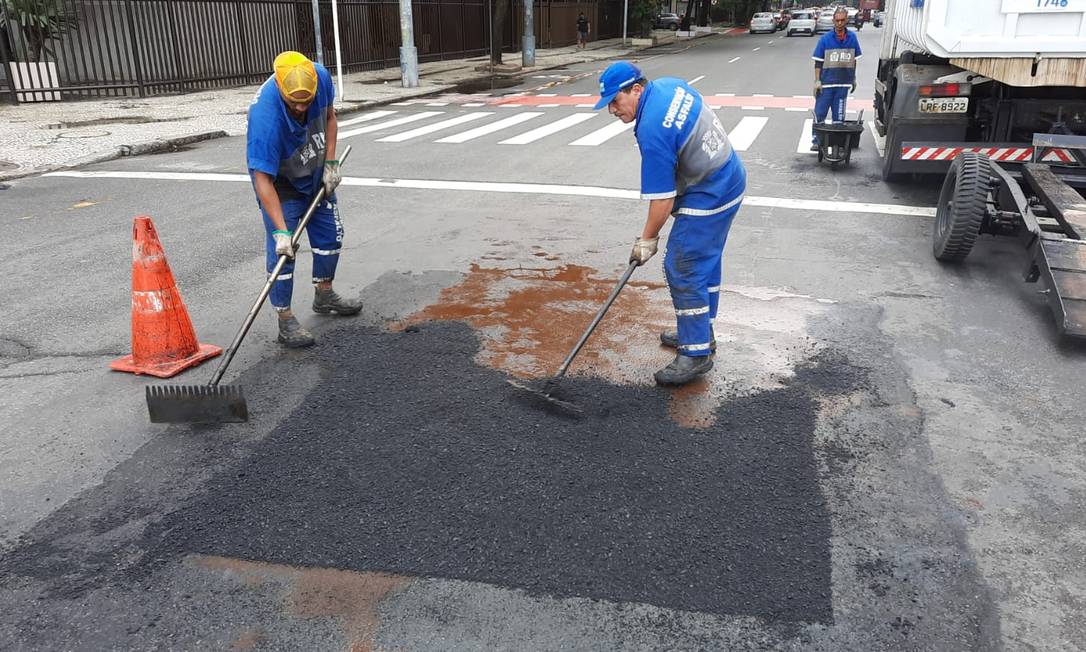 Operários fazem recapeamento do asfalto durante o mutirão deste sábado. Foto: Divulgação/Seconserva Rio