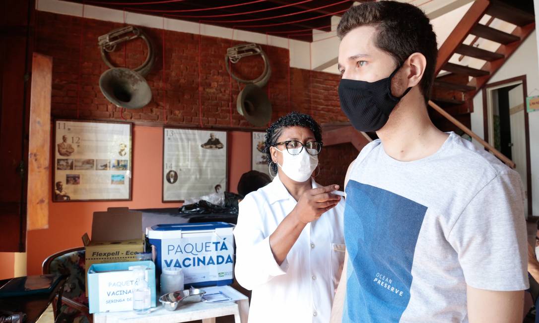 Adolescente é vacinado em Paquetá. Foto: Divulgação
