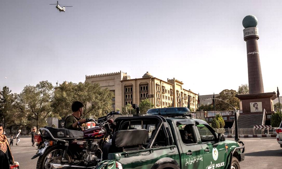 Helicóptero deixa Embaixada americana enquanto Talibã chega a Cabul Foto: JIM HUYLEBROEK / New York Times