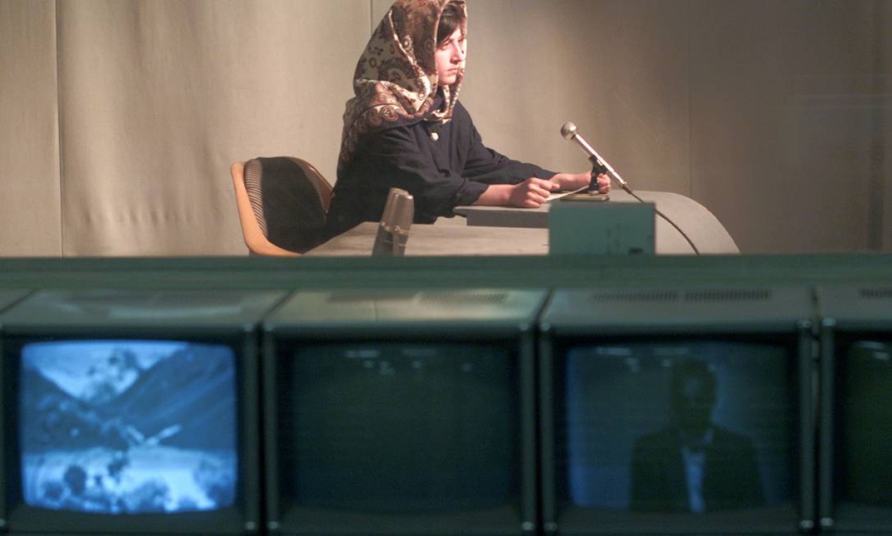 Mariam Shakebar, de 16 anos, deu boas-vindas aos telespectadores da Televisão de Cabul quando a emissora voltou ao ar após um blecaute de cinco anos ordenado pelo Talibã Foto: SHAMIL ZHUMATOV / REUTERS - 18/11/2001