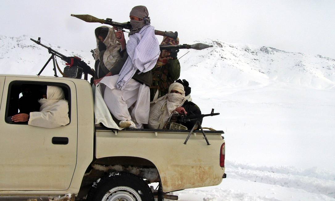 Talibãs fortemente armados são vistos em local não revelado no Afeganistão Foto: STRINGER / REUTERS - 16/01/2009
