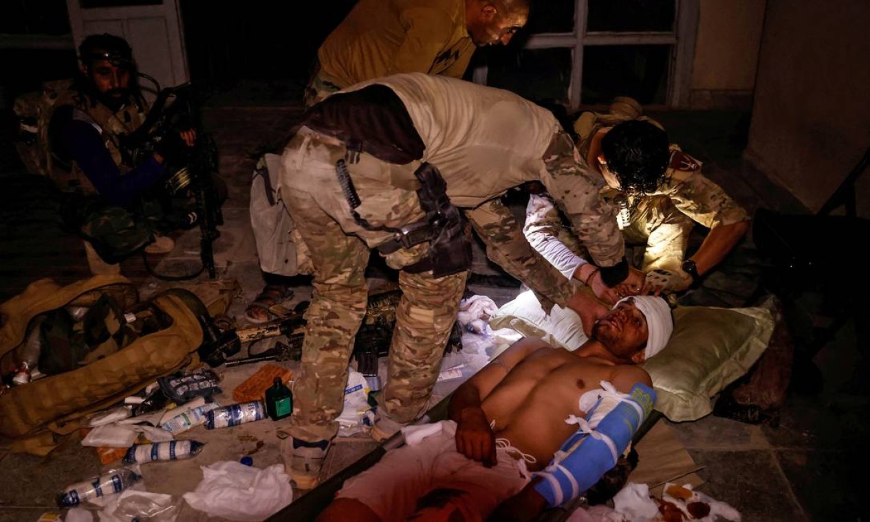 Membros das Forças Especiais Afegãs cuidam de soldado ferido durante tiroteio com o Talibã Foto: Danish Siddiqui / REUTERS - 12/07/2021