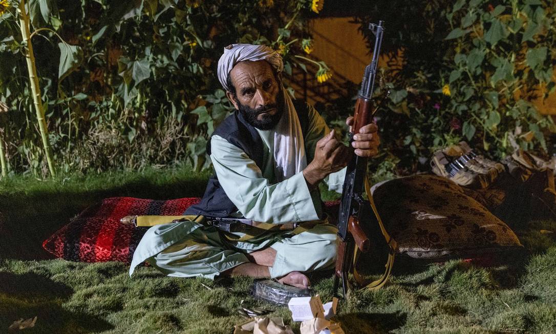 Miliciano carrega seu rifle enquanto as Forças Especiais afegãs visitam um centro distrital durante uma missão de combate contra o Talibã, na província de Kandahar, Afeganistão, Foto: Danish Siddiqui / REUTERS - 12/07/2021
