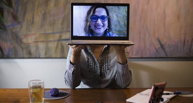 Conhecimento na palma da mão: Teles investem em cursos próprios para as telas do computador e do celular - Vimarsana News