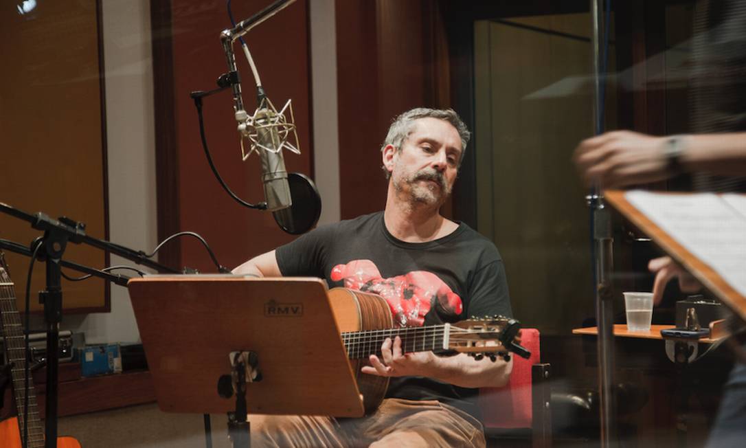 Alexandre Nero em gravação de músicas inéditas de Aldir Blanc Foto: Divulgação/Gabriela Perez / Agência O Globo