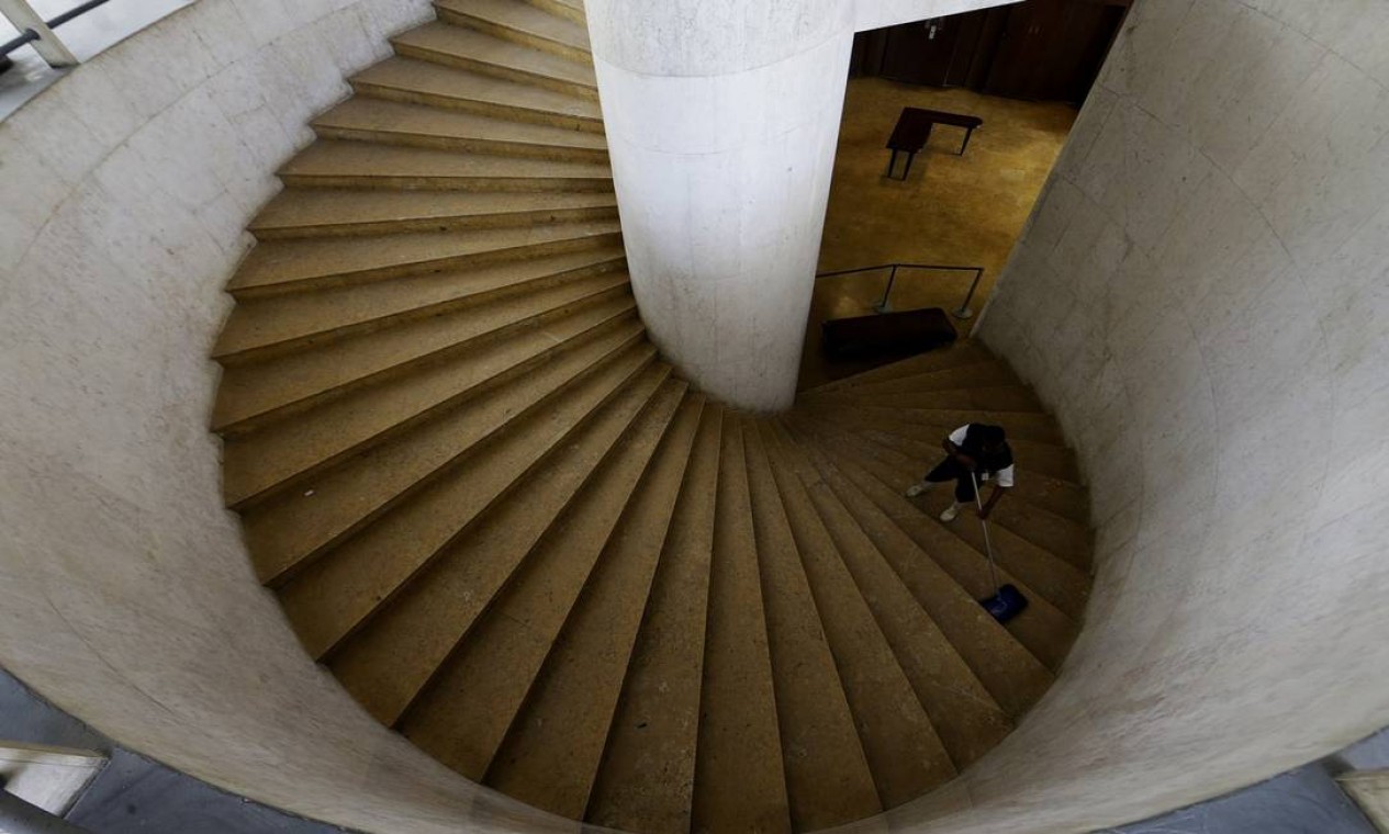 Escadaria que dá acesso ao mezanino do Palácio Capanema Foto: Antonio Scorza / Agência O Globo