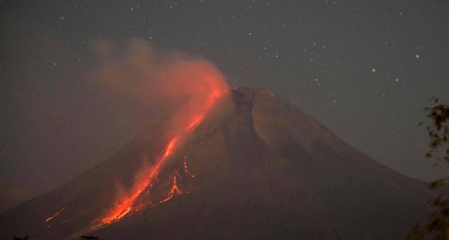Vulcão Merapi entra em erupção na Indonésia e cinzas chegam a 600