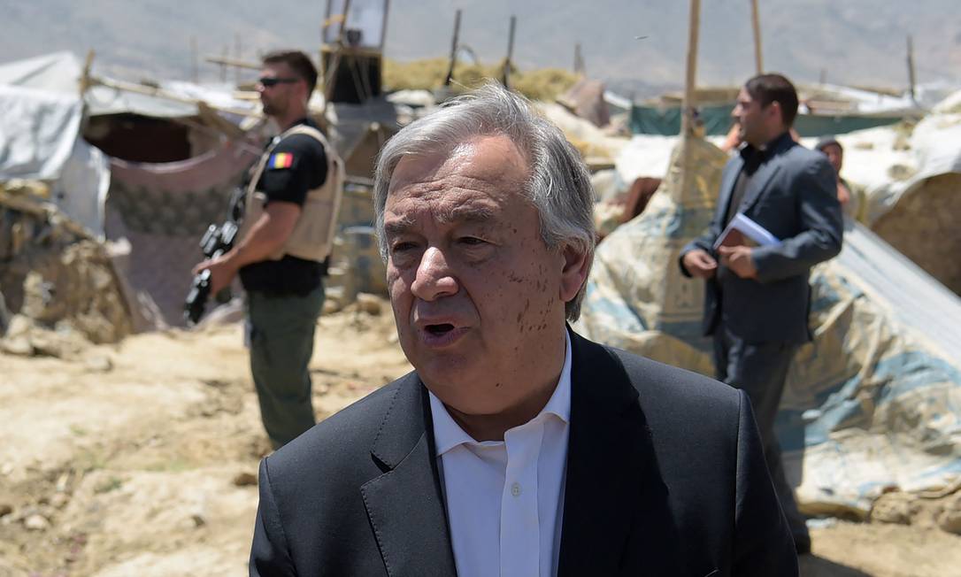 Em imagem de arquivo, António Guterres, secretário-geral da ONU, é visto em acampamento para pessoas deslocadas internamente nos arredores de Cabul, Afeganistão Foto: SHAH MARAI / AFP/14-07-2017